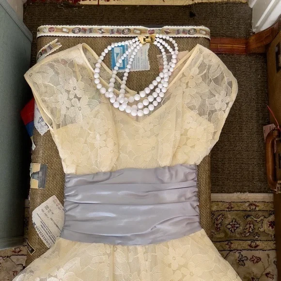 Vintage 1950s Lace garden wedding Dress - Picture 5 of 12